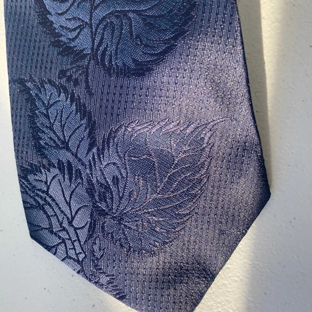 Vintage 90s navy blue with leave pattern tie